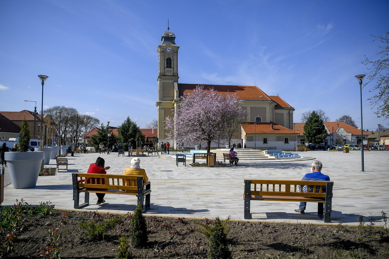 Átadták Tiszafüred megújult fõterét