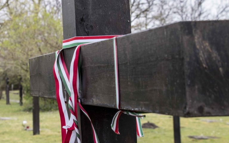 temető magyar zászló