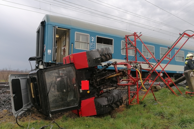 traktor vonat baleset