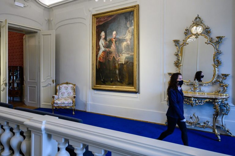 Átadták Tatán a felújított Esterházy-kastélyt