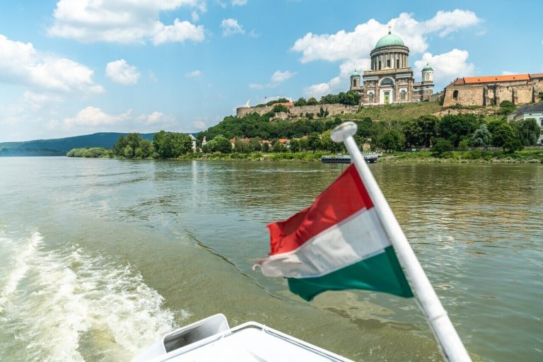 Esztergom_hajó_duna