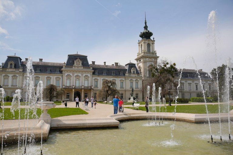 Látogatók a keszthelyi Festetics-kastélyban