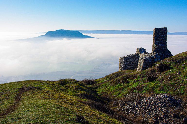 Tanúhegyek váraiban