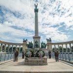 A magyar hõsök emlékünnepe - Koszorúzás a Hõsök terén