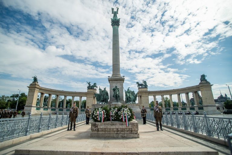 A magyar hõsök emlékünnepe - Koszorúzás a Hõsök terén
