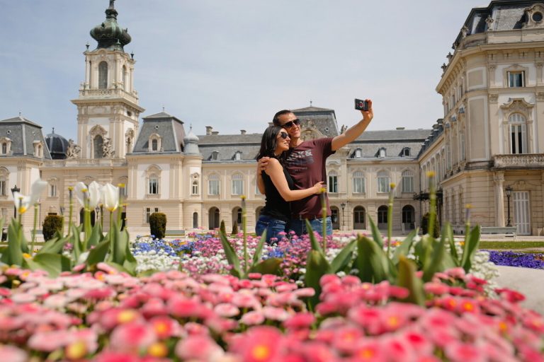 Látogatók a keszthelyi Festetics-kastélyban