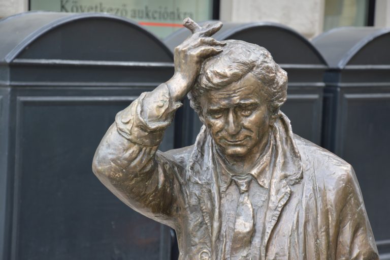 Detail of Géza Dezső Fekete's statue of Columbo on Falk Miksa utca