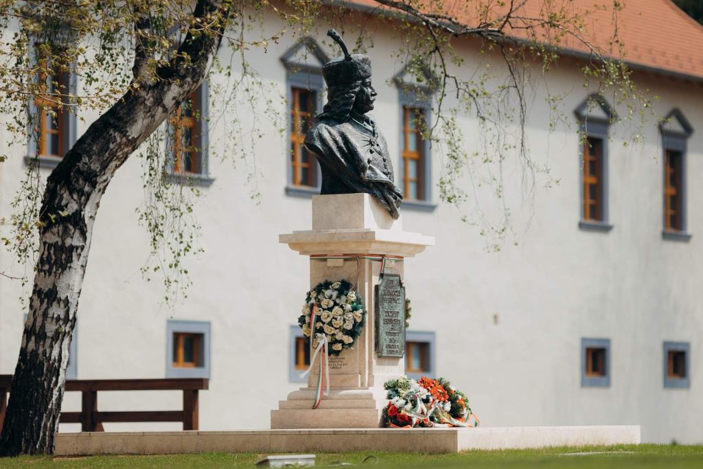 Borsi Rákóczi-várkastély II. Rákóczi ferenc szobor