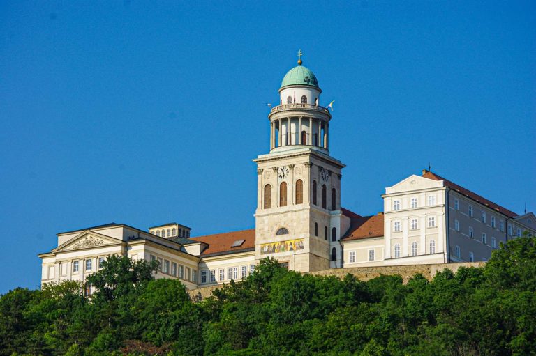 Egyház és katonaság Szent Márton hegyén - pannonhalma