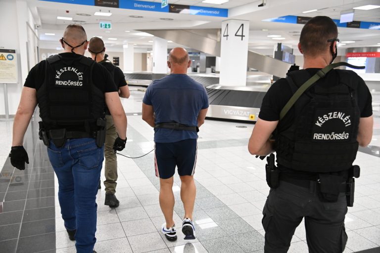 Teneriférõl hozták haza egy rablássorozat gyanúsítottját