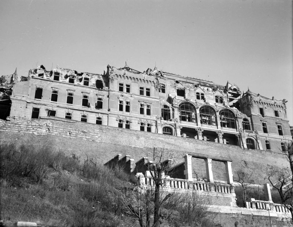 A József főhercegi palota a budai Várban, a Palota útról nézve Forrás: 1949, Fortepan,105807-es képszám, Archiv für Zeitgeschichte ETH Zürich, Agnes Hirschi