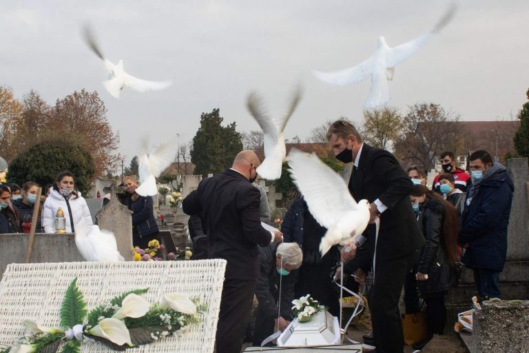 Egy kép Kovács Bea fotóriporter Pillangólány című sorozatából, amellyel elnyerte az André Kertész-nagydíjat.