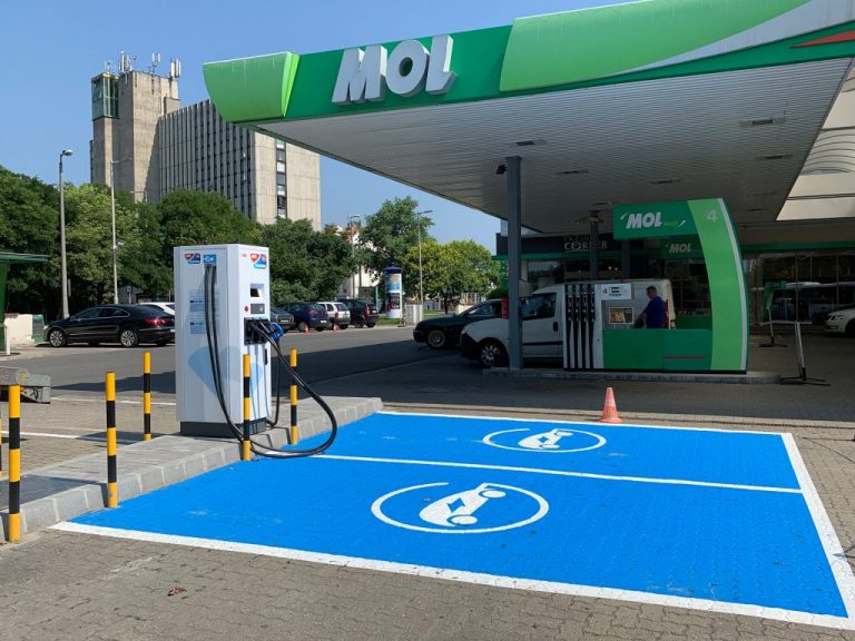Mol Plugee elektromos autó töltő