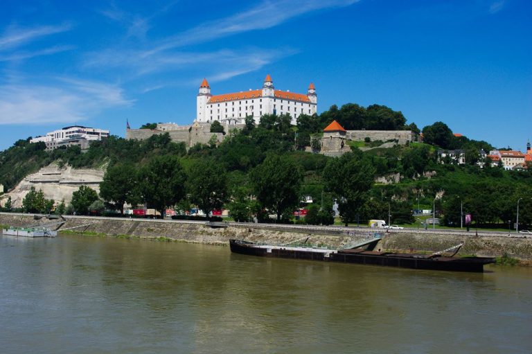 A pozsonyi vár a Dunával az előtérben