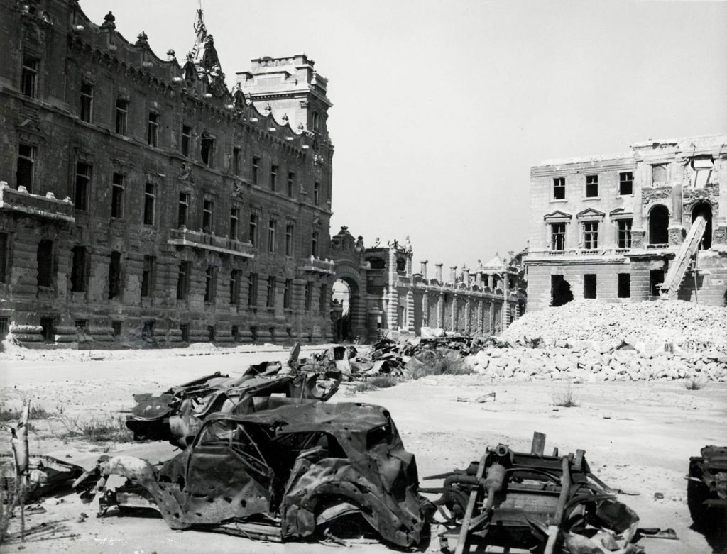 Szent György tér, a József főhercegi palota és a Honvédelmi Minisztérium romos épülete, 1945 (Copy)