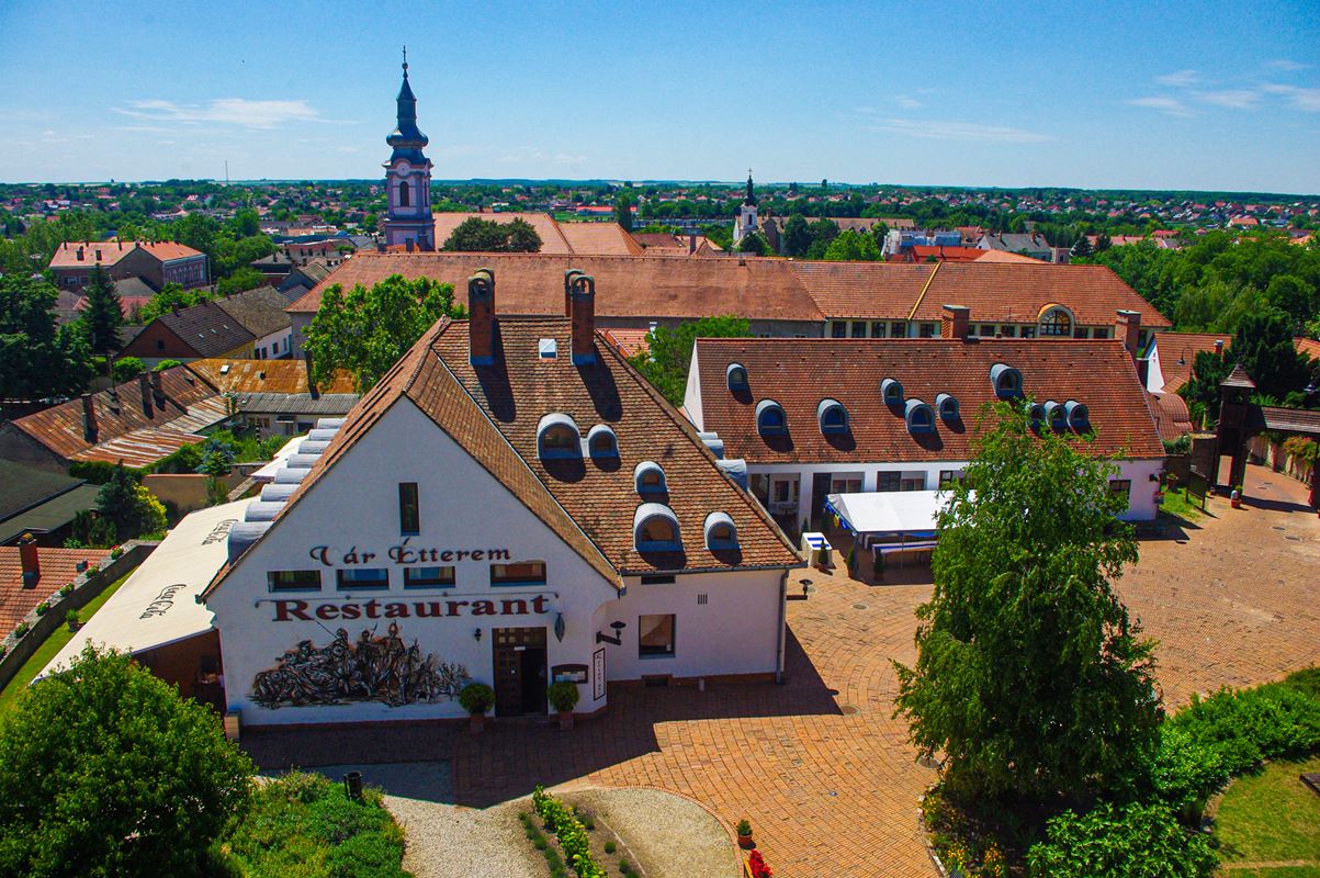 Kilátás a dunaföldvári várudvaron lévő Ispánházra és étteremre pályázat