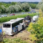 Buszbaleset az M7-esen - Nyolcan meghaltak, nyolcan sérültek meg