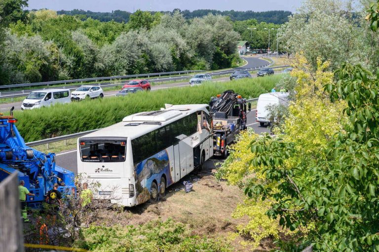 Buszbaleset az M7-esen - Nyolcan meghaltak, nyolcan sérültek meg