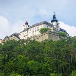 A fraknói vár látképe a településről