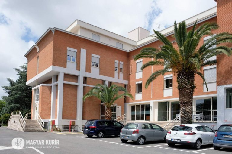 Felavatták Rómában a magyar zarándokházat, a Casa di Santo Stefano-t