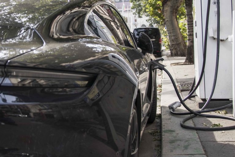 töltés elektromos autó