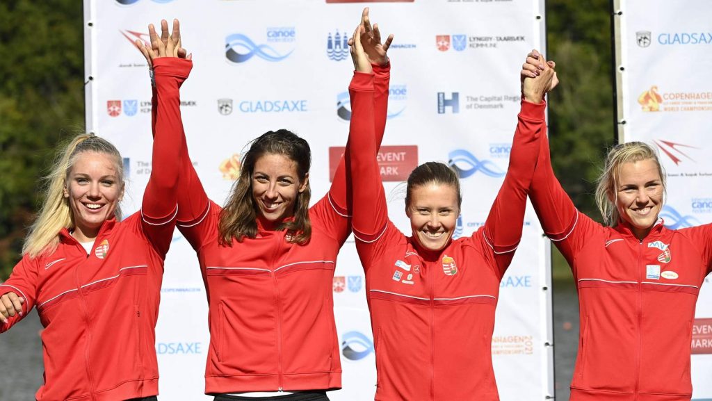Az ezüstérmes Kozák Danuta (j2), Csipes Tamara (b2), Kárász Anna (j) és Gazsó Alida (b) a kajak-kenu világbajnokság kajak négyesek női 500 méteres versenyének döntője után