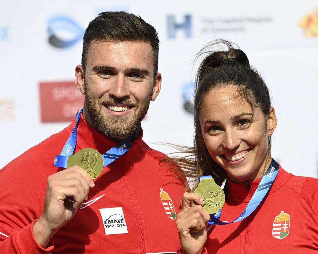 A aranyérmes Lucz Anna és Csizmadia Kolos a kajak-kenu világbajnokság kajak kettesek vegyespáros 200 méteres versenyének döntője utáni eredményhirdetésen