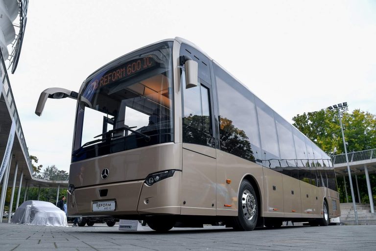 Bemutatták az Inter Traction Electrics Kft. új távolsági autóbuszát Debrecenben