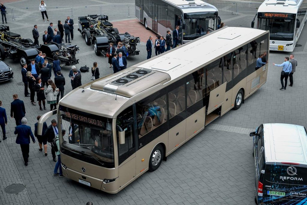 Bemutatták az Inter Traction Electrics Kft. új távolsági autóbuszát Debrecenben