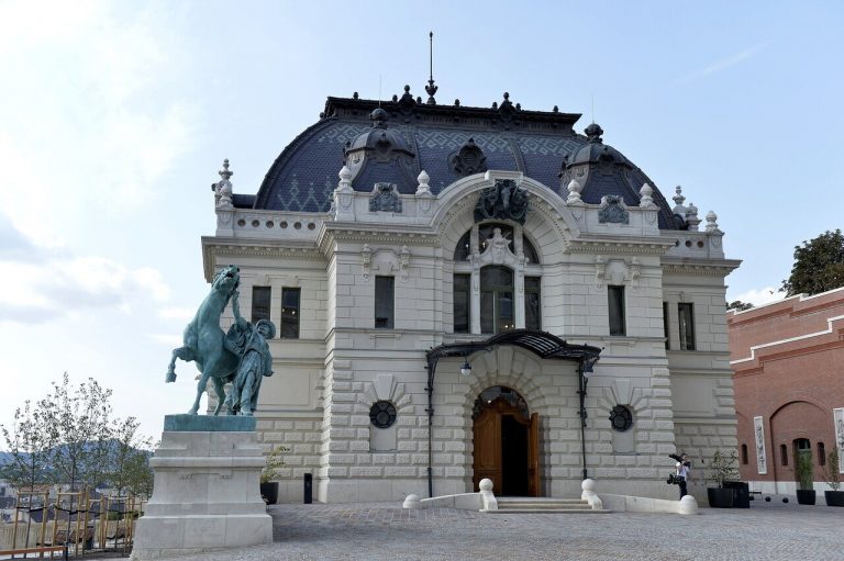 Elkészült a budavári Lovarda és a Csikós-udvar környezõ r