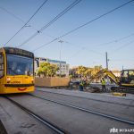 Villamos a felújítás alatt lévő Blaha Lujza téren