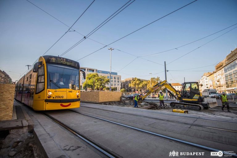 Villamos a felújítás alatt lévő Blaha Lujza téren