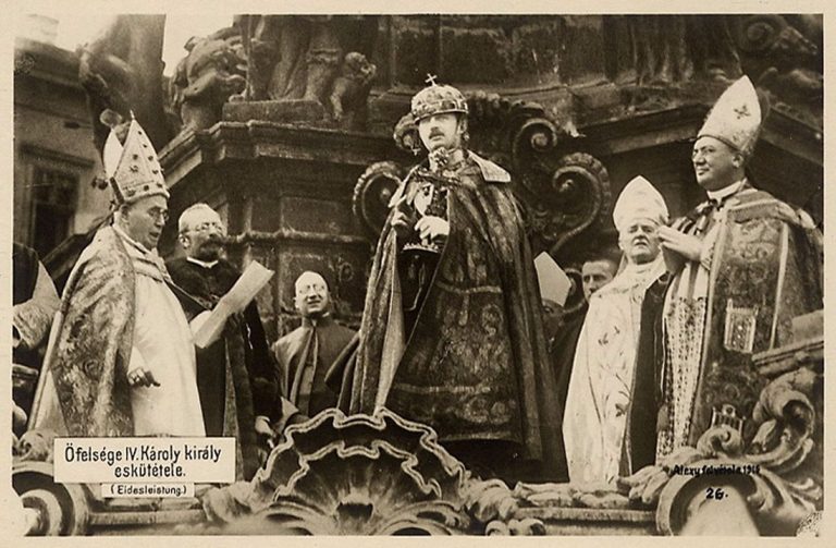 V. Károly koronázása 1916-ban (Wikipédia)