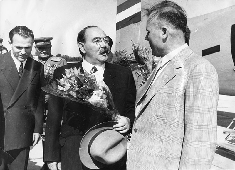 Nagy Imre miniszterelnök hazatérőben moszkvai útjáról 1953-ban (Wikipédia)