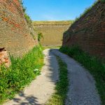 Út az aradi vár külső védművei közt