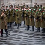 Aradi vértanúk - Felvonták, majd félárbócra engedték a nemzeti lobogót az Országház előtt