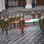 Aradi vértanúk - Felvonták, majd félárbócra engedték a nemzeti lobogót az Országház előtt