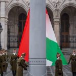 Aradi vértanúk - Felvonták, majd félárbócra engedték a nemzeti lobogót az Országház előtt