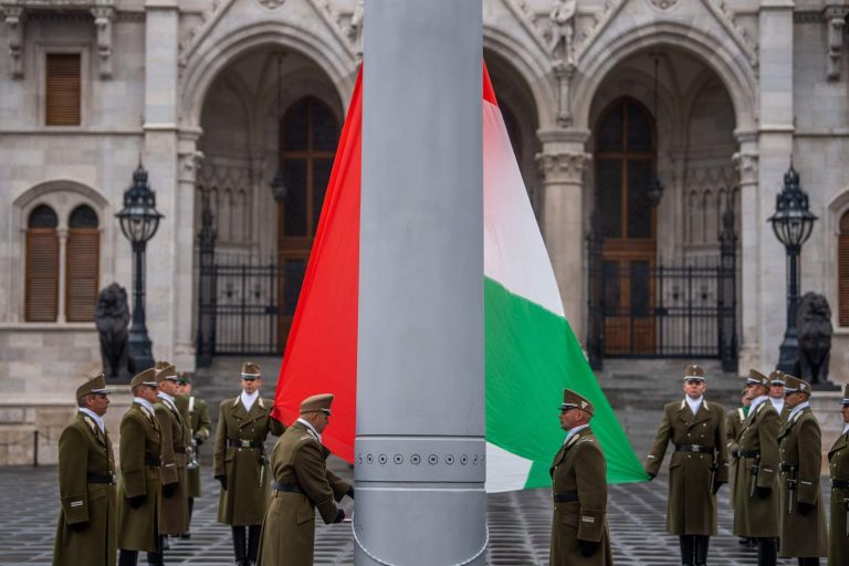 Aradi vértanúk - Felvonták, majd félárbócra engedték a nemzeti lobogót az Országház előtt