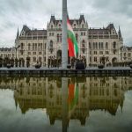 Aradi vértanúk - Felvonták, majd félárbócra engedték a nemzeti lobogót az Országház előtt