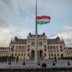 Aradi vértanúk - Felvonták, majd félárbócra engedték a nemzeti lobogót az Országház előtt