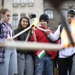 Budapest, 2021. október 22. Az 1956-os forradalom és szabadságharc 65. évfordulója alkalmából rendezett fáklyás emlékmenet résztvevői Budapesten