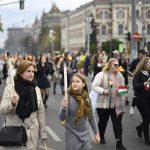 Budapest, 2021. október 22. Az 1956-os forradalom és szabadságharc 65. évfordulója alkalmából rendezett fáklyás emlékmenet résztvevői Budapesten