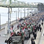 Budapest, 2021. október 22. Az 1956-os forradalom és szabadságharc 65. évfordulója alkalmából rendezett fáklyás emlékmenet résztvevői Budapesten