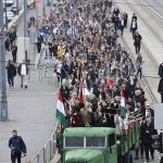 Budapest, 2021. október 22. Az 1956-os forradalom és szabadságharc 65. évfordulója alkalmából rendezett fáklyás emlékmenet résztvevői Budapesten