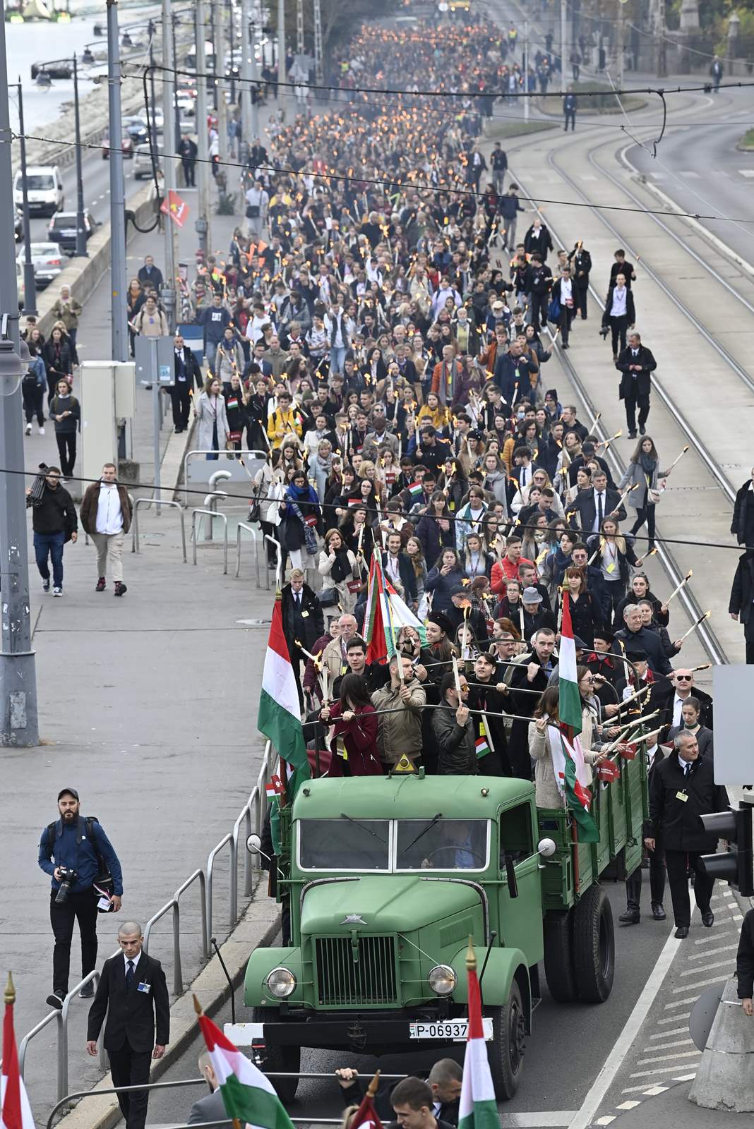 Budapest, 2021. október 22. Az 1956-os forradalom és szabadságharc 65. évfordulója alkalmából rendezett fáklyás emlékmenet résztvevői Budapesten