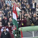 Budapest, 2021. október 22. Az 1956-os forradalom és szabadságharc 65. évfordulója alkalmából rendezett fáklyás emlékmenet résztvevői Budapesten