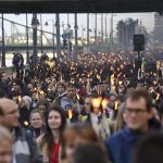 Budapest, 2021. október 22. Az 1956-os forradalom és szabadságharc 65. évfordulója alkalmából rendezett fáklyás emlékmenet résztvevői Budapesten