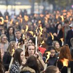 Budapest, 2021. október 22. Az 1956-os forradalom és szabadságharc 65. évfordulója alkalmából rendezett fáklyás emlékmenet résztvevői Budapesten