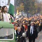 Budapest, 2021. október 22. Az 1956-os forradalom és szabadságharc 65. évfordulója alkalmából rendezett fáklyás emlékmenet résztvevői Budapesten
